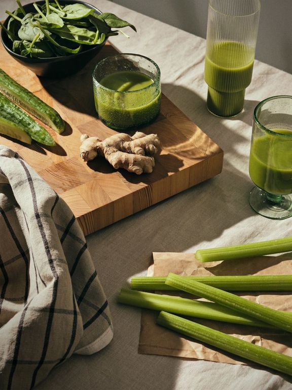 Jugo verde con apio, jengibre y pepino
